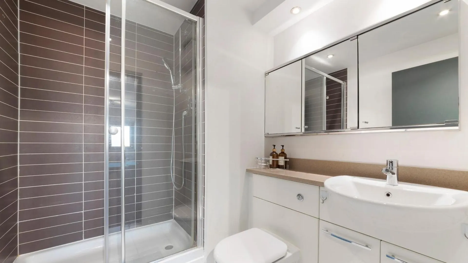 Canary Wharf & O2 London Apartment
