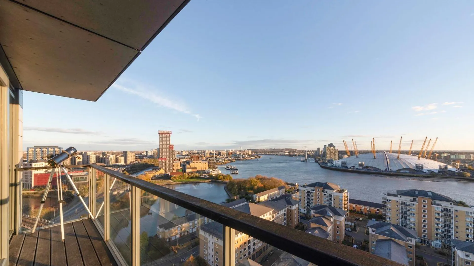 Canary Wharf & O2 London Apartment